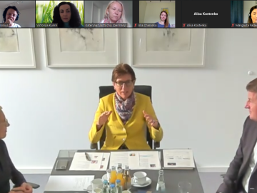  people in a meeting with student attending online 