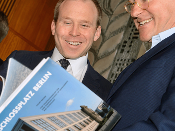 2 people watching the Schlossbook