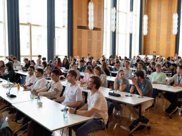 Studierende sitzend im Auditorium