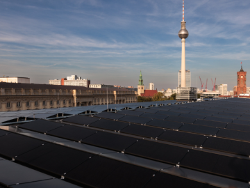 Blick auf das Dach der ESMT mit der PV-Anlage in Richtung Fernsehturm