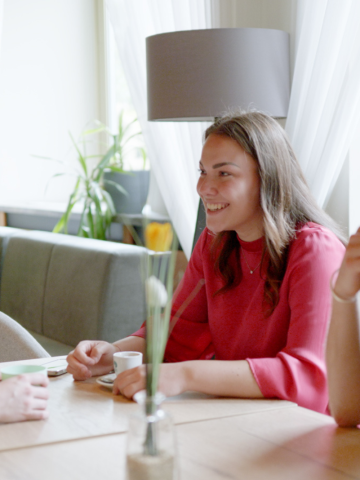 Master's students discuss Entrepreneurship in the ESMT Berlin cafe