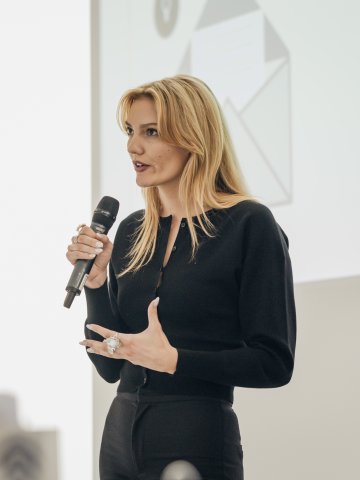 An ESMT Berlin master's student giving a presentation in class