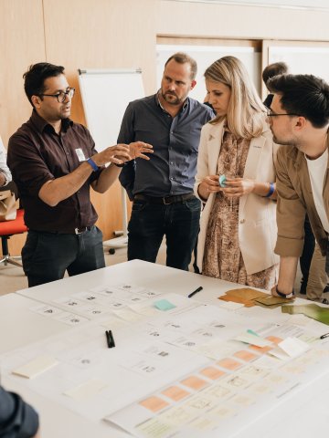 ESMT alumni in discussion