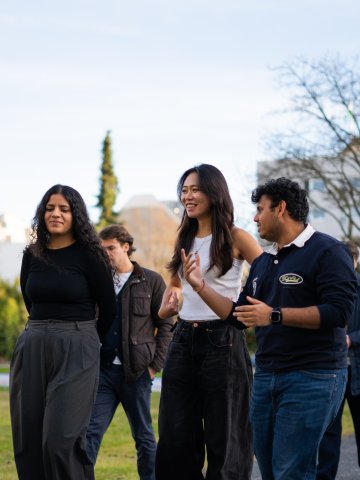 Master's students walking in the ESMT Berlin garden