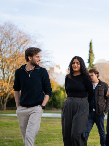 Master's students walking in the ESMT Berlin garden