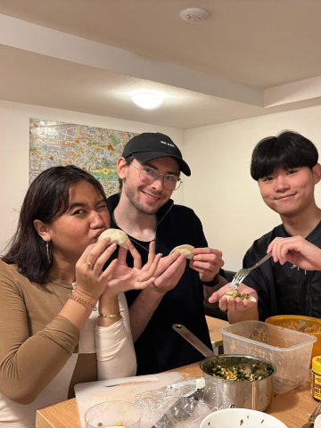 Master's student Alexander Berner and friends from his degree program making dinner together