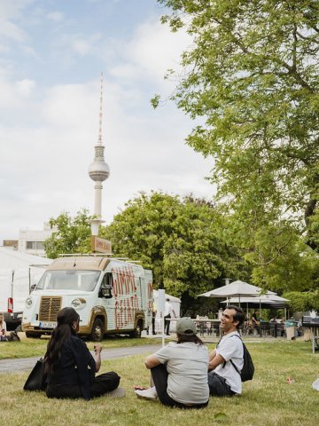 Punit Thakkar and friends at the Neighborhood Festival – Summer on the Island Nachbarschaftsfest event in the ESMT campus garden