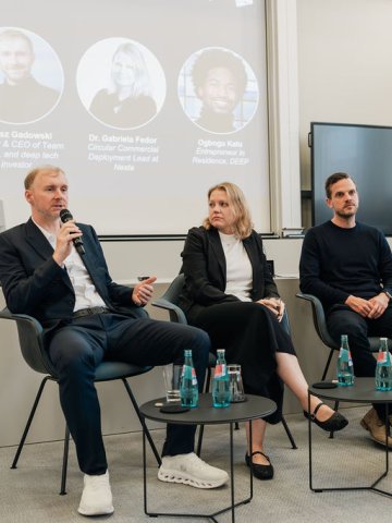 Four speakers participating in a panel discussion on entrepreneurship at ESMT Berlin