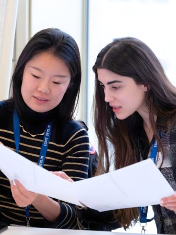 Part-time MBA students on campus at ESMT Berlin deep in discussion