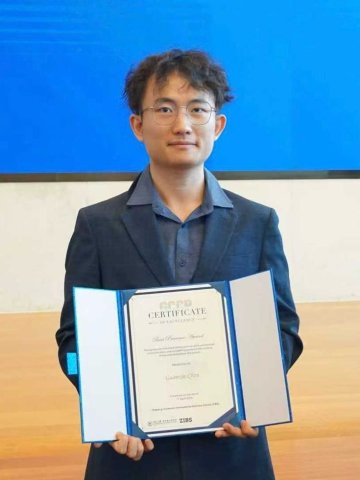 ESMT master's student Guanxin Chen receiving the Best Presence Award at the consultancy competition at ZIBS