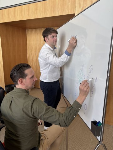 ESMT Executive Education participant  Rouven Weber and a classmate taking part in the General Management Seminar