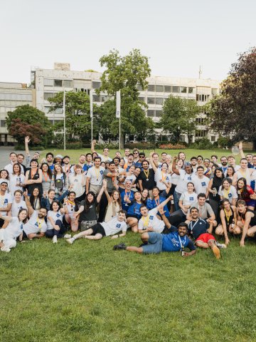 ESMT Berlin staff and students posing for a big group shot at the ESMT Olympics