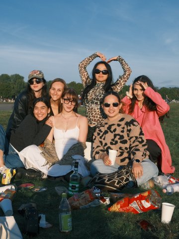 ESMT Master in Innovation and Entrepreneurship student Valentina Vergara Stange and friends at a picnic in Berlin