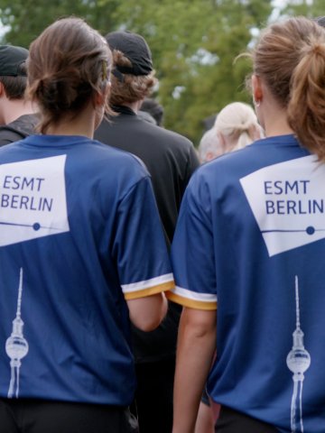 ESMT Berlin students cool down after running the Berliner Wasserbetriebe 5 x 5 relay race together