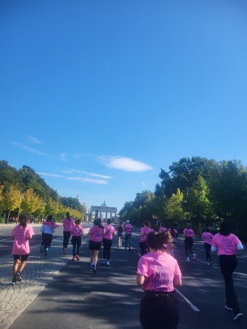 ESMT Master in Analytics and AI student Victoria Landazuri and her student club at a running event in Berlin