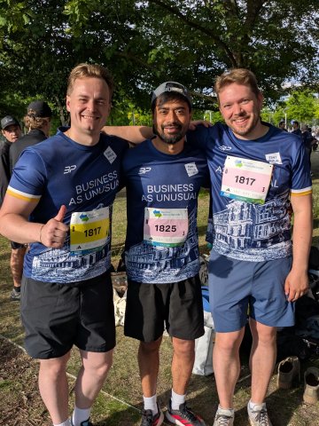 ESMT Berlin students celebrate after running the Berliner Wasserbetriebe 5 x 5 relay race together