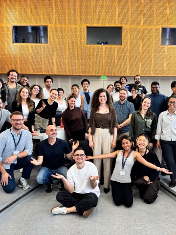Picture of ESMT Berlin Full-time MBA students taking a photo with faculty after class