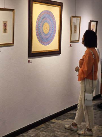 A traditional Peraian art exhibition by ESMT Berlin Full-time MBA alum Anahita Moaddab