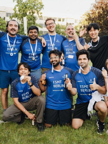 Picture of ESMT Berlin Full-time MBA students taking a team photo after the ESMT Olympics on campus