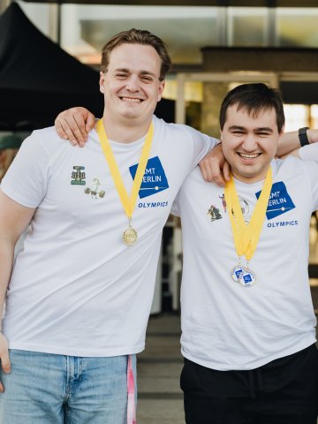 ESMT Berlin Master in Analytics and AI student Fynn Barkhausen and fellow students posing with their medals at the ESMT Olympics