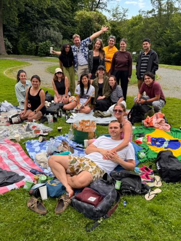 Students from the ESMT Berlin Full-time MBA and other degree programs at a "Bergfest" picnic event by a lake 