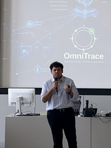 ESMT Master in Innovation and Entrepreneurship student Vaibhav Jain giving a presentation in a lecture hall as part of the Summer Entrepreneurship Program