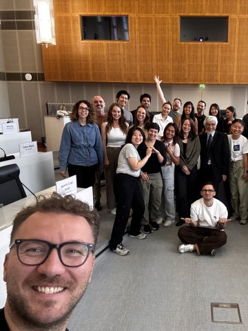 Picture of ESMT Berlin Full-time MBA student Mehmet Kiraz taking a selfie with his cohort