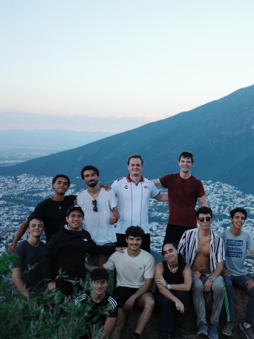 ESMT Berlin Master in Analytics and AI  student Fynn Barkhausen and fellow exchange students on a hike in Mexico, sitting at a scenic lookout