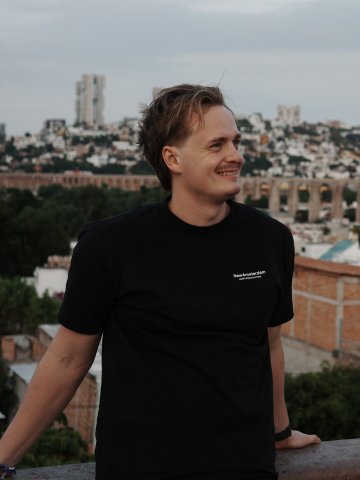 ESMT Berlin Master in Analytics and AI  student Fynn Barkhausen on an exchange in Mexico, standing at a scenic lookout
