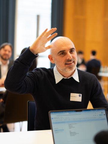 An ESMT Berlin student having a one-on-one discussion with a Career Fair recruiter