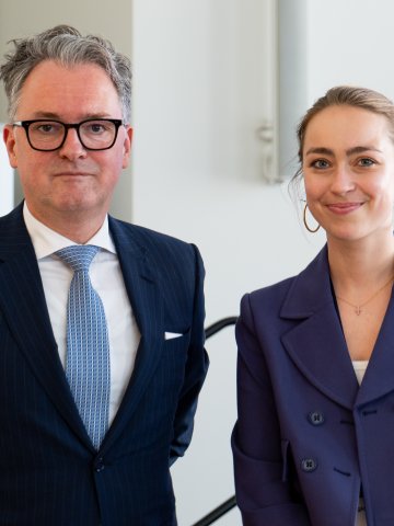 Master's student Sophie von Rohr and Alexander Mayer, Head of Germany & Austria at J.P. Morgan, at the Generations Talk event at ESMT Berlin