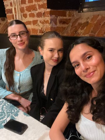 ESMT Berlin Master in Innovation and Entrepreneurship students Jasmin Mantwill, Laura Ruiz, and Gwyneth-Tyger Carys Neumann smiling at the camera for a selfie