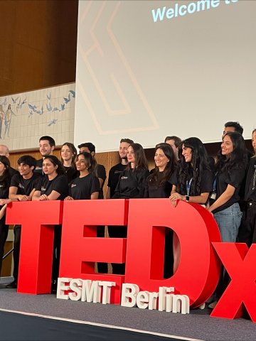 Portrait of ESMT Master in Innovation and Entrepreneurship student Yuxin Huang and her fellow TEDxESMT Berlin participants