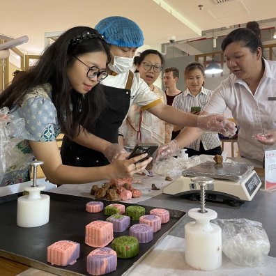 A university-organized mooncake baking event
