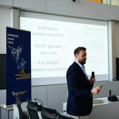 Full-time MBA student Leif Steen giving a speech at the Vali Berlin Mentor Day