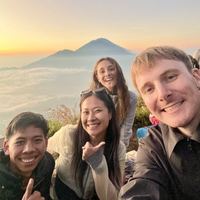 Image of ESMT alum Maria Londono and friends in Indonesia as part of the Responsible Student Fellowship