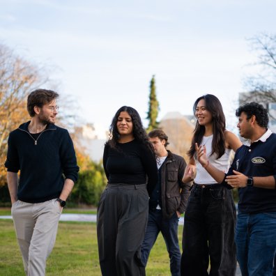 Master's students walking in the ESMT Berlin garden