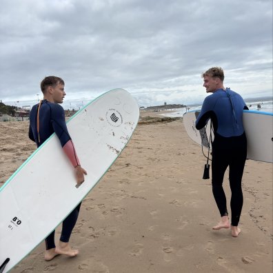 Photo of ESMT Berlin MGM student Lucas Wall surfind during his semester abroad