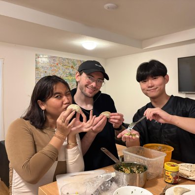 Master's student Alexander Berner and friends from his degree program making dinner together