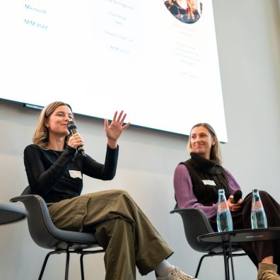 A guest speaker on stage taking about career development at the ESMT Berlin Career Fair