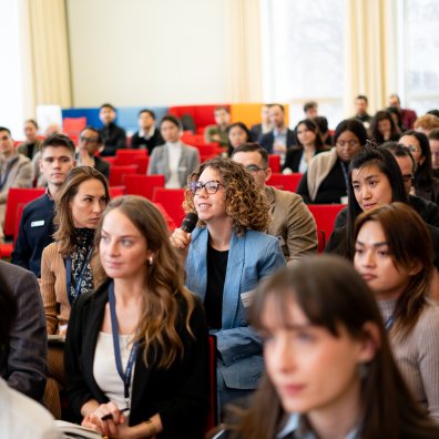 Students in the audience asking questions to career experts at the ESMT Berlin Career Fair 2026