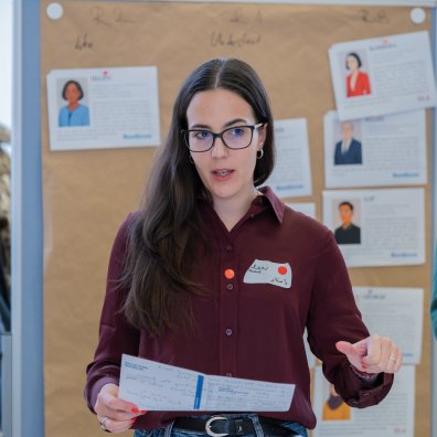 An ESMT Berlin Part-time MBA student presenting to the class during an in-person residency