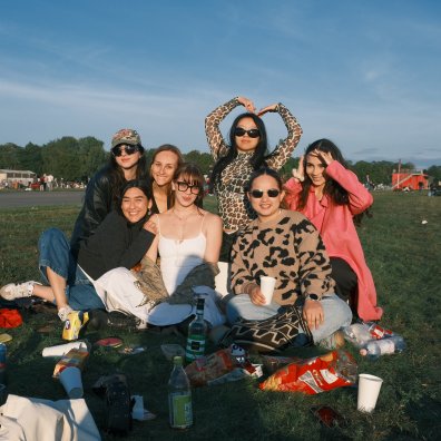 ESMT Master in Innovation and Entrepreneurship student Valentina Vergara Stange and friends at a picnic in Berlin