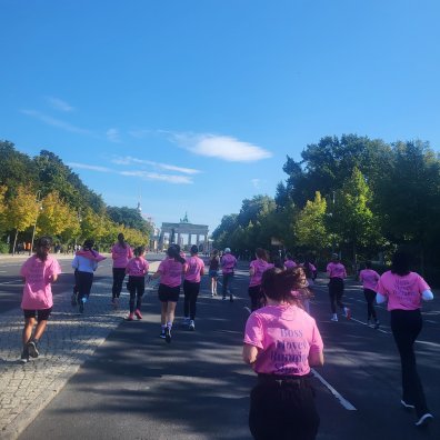 ESMT Master in Analytics and AI student Victoria Landazuri and her student club at a running event in Berlin