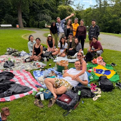 Students from the ESMT Berlin Full-time MBA and other degree programs at a "Bergfest" picnic event by a lake 