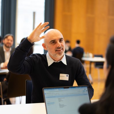 An ESMT Berlin student having a one-on-one discussion with a Career Fair recruiter