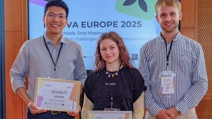 INNOVA Winners Chris Haoxin Xu (AcouBatt), Kris Nadiryan (Hovanka), Arthur Fordham (AcouBatt) | Credit ESMT, Berlin Photographer Manual Soria