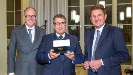 Verleihung der Ehrensenatorwürde an Sigmar Gabriel - ESMT Berlin Ehrensenator Harald Christ (links), Sigmar Gabriel (mitte), ESMT Präsident Jörg Rocholl (rechts)_
