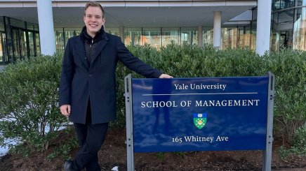 ESMT Master in Global Management student Lukas Hafner on the Yale SOM campus during his double degree program