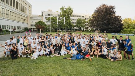 ESMT Berlin staff and students posing for a big group shot at the ESMT Olympics